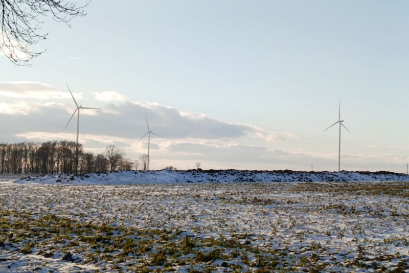 zdjęcie wyróżniające Fotowoltaika i wiatr na lądzie pokryły 26,7% zapotrzebowania na prąd w 2025 roku